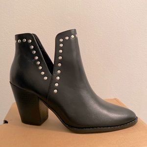Women’s boots. Size 7.5. Brand new. Man made material.